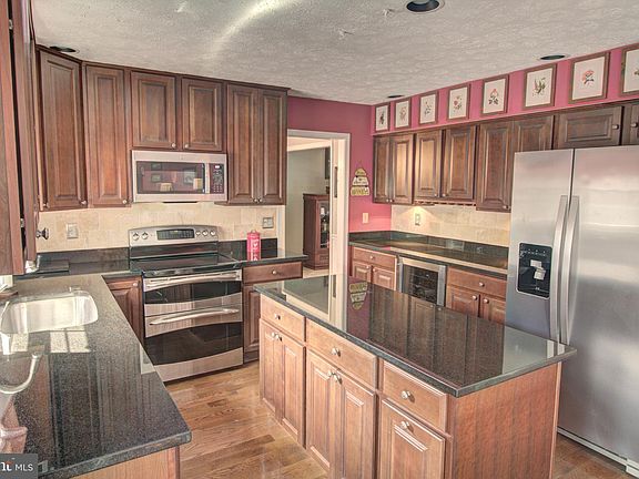 4th image of 820 Peppard Dr