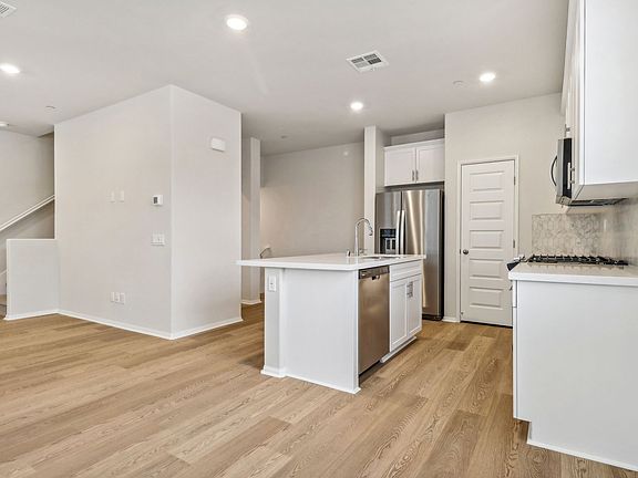 SCA_The-Knoll_2532_Divine-4.0_Dining-Room-224-Aurora_Lane.jpg