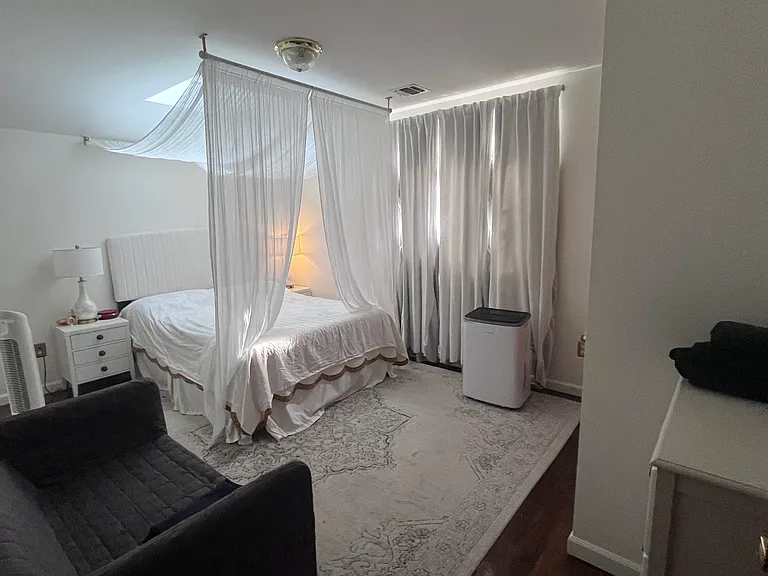 2721-2723 Hering Ave #1 — Photo 3