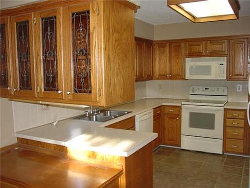 4th image of 8337 W 120th St