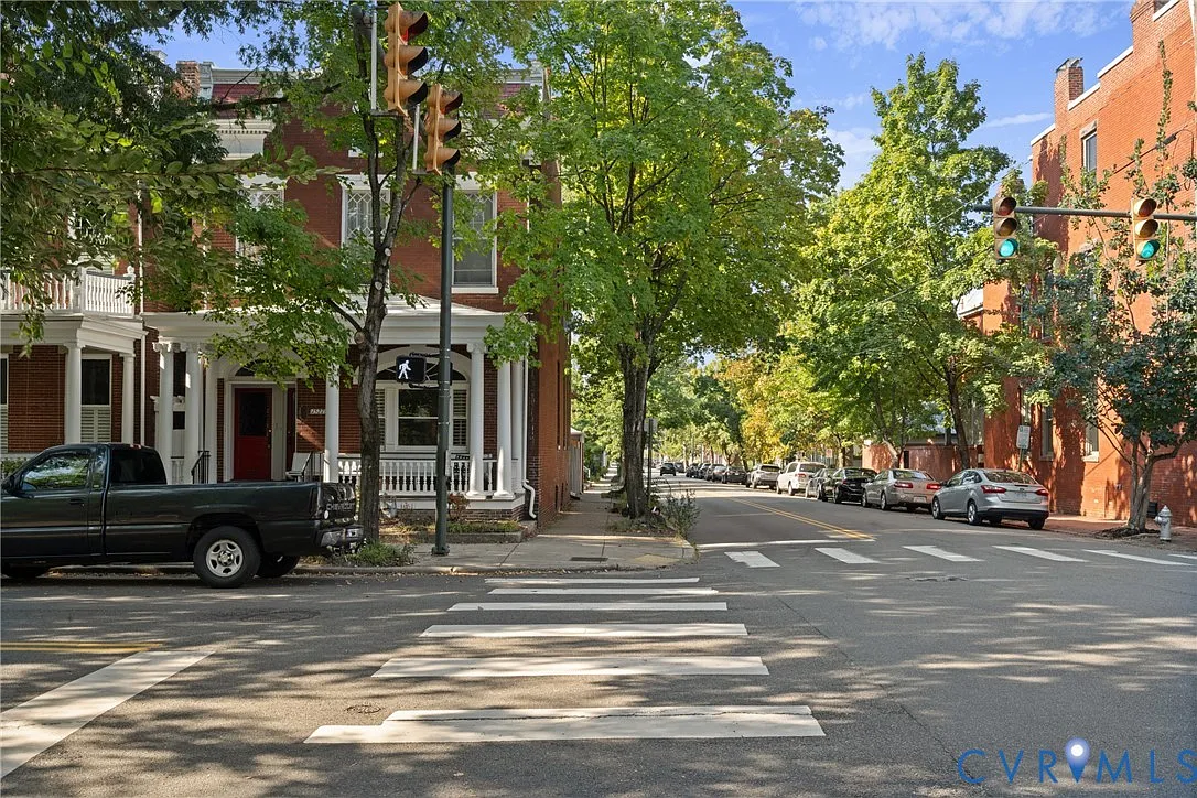 2 bed, 1.0 bath, 800 sqft, $2,000 — Photo 1