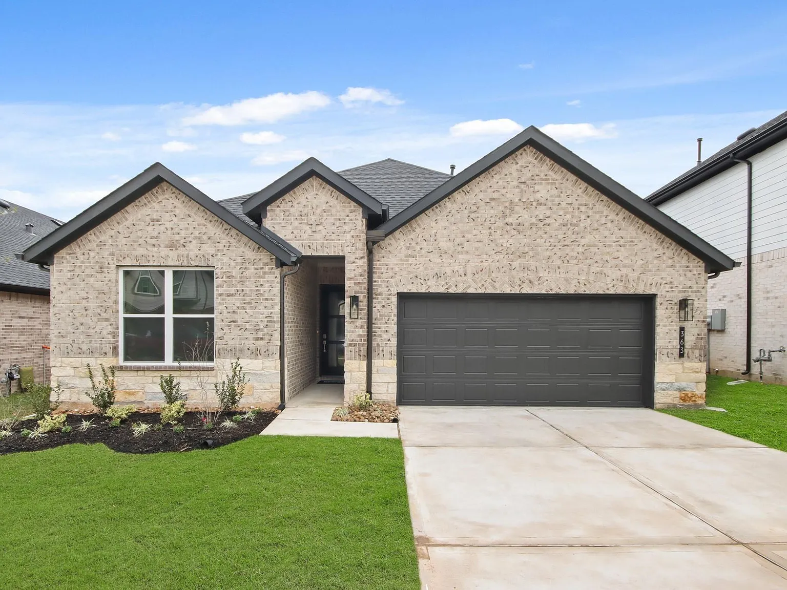 4 bed, 3.0 bath, 2267 sqft, $2,600 — Photo 1