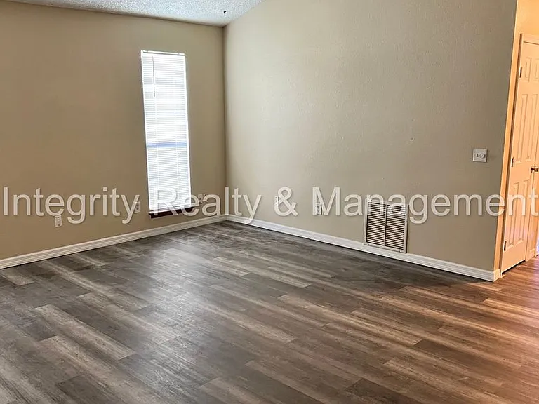 1862 Mackenzie Ct N — Photo 4