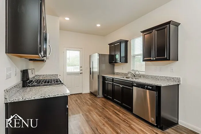 3 bed, 2.0 bath, 1105 sqft, $1,630 — Photo 3