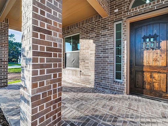 4th image of 350 Lakeland Cir