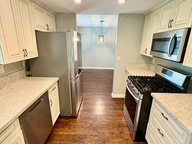 2035 Grove Ave — Photo 7