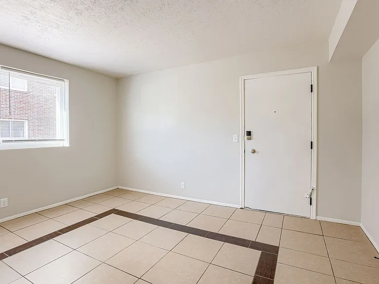 1330 S 30th Ave — Photo 3