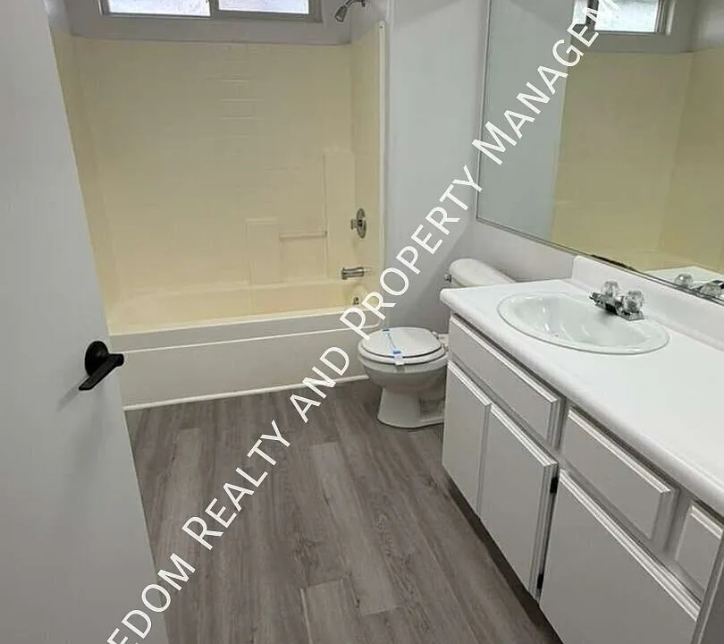 1327 Reddick Ln #3