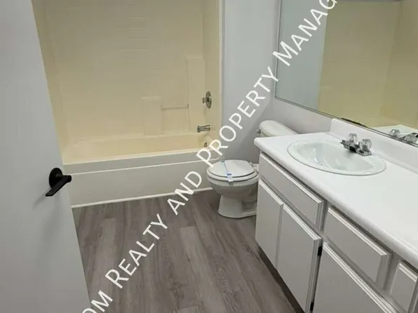1327 Reddick Ln APT 3, Bakersfield, CA 93312