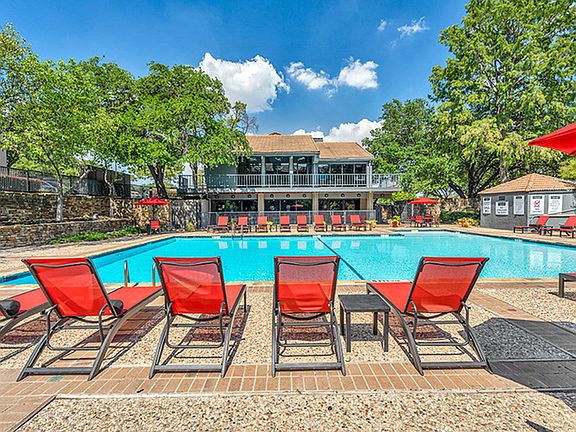 Community Pool with Ample Seating at Las Colinas Heights, Irving