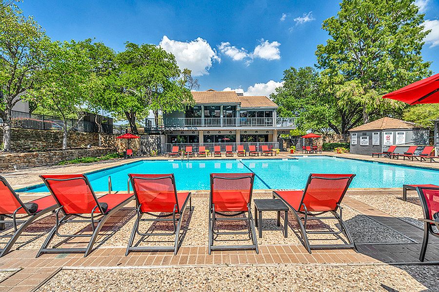 Community Pool with Ample Seating at Las Colinas Heights, Irving