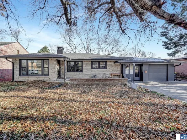 2430 Colonial Dr, Lincoln, NE 68502
