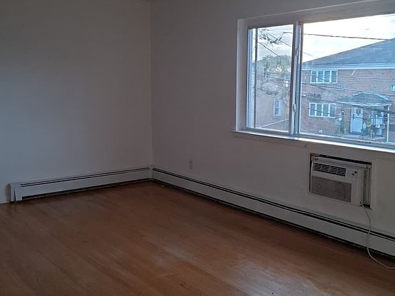 5th image of 52 Anderson Ave APT 2