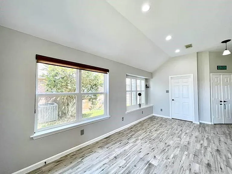 2526 Lake Dale Ln — Photo 18