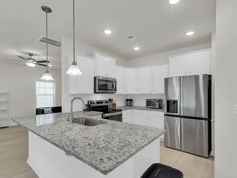 1110 Silverbend Trl — Photo 3