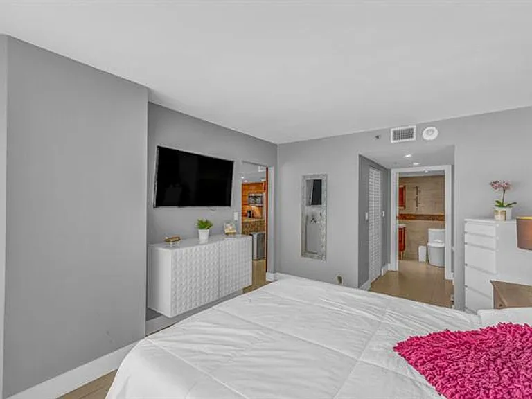7601 E Treasure Dr #416 — Photo 16