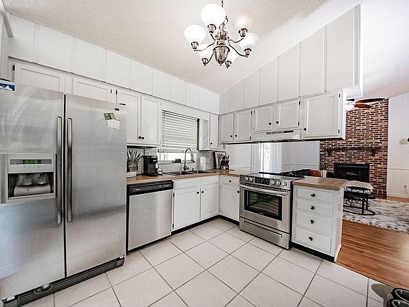 4th image of 2049 Houndslake Dr