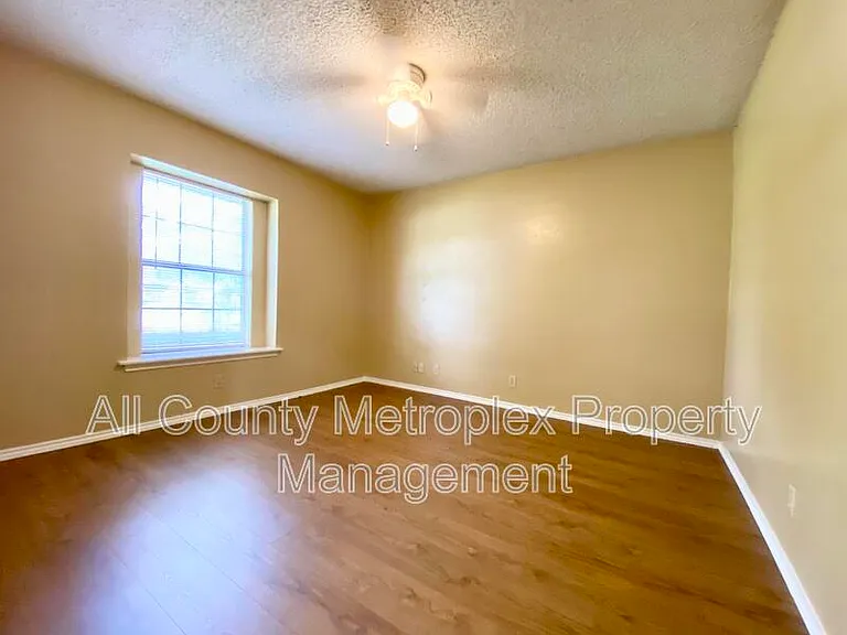 223 Woodcrest Dr — Photo 8