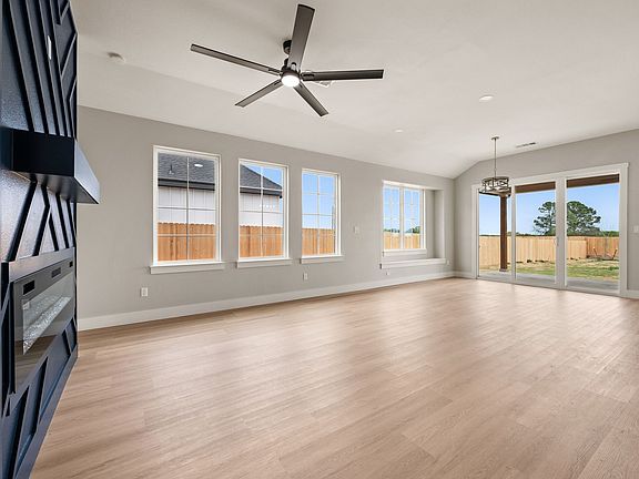 3rd image of 806 N Ave E