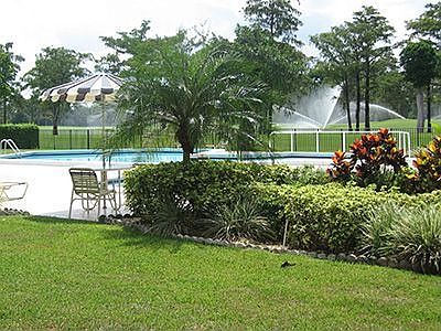 beacutifull pool and golf course landscape on your backyard