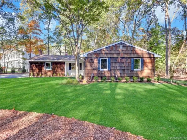 7 Canterbury Ct, East Setauket, NY 11733