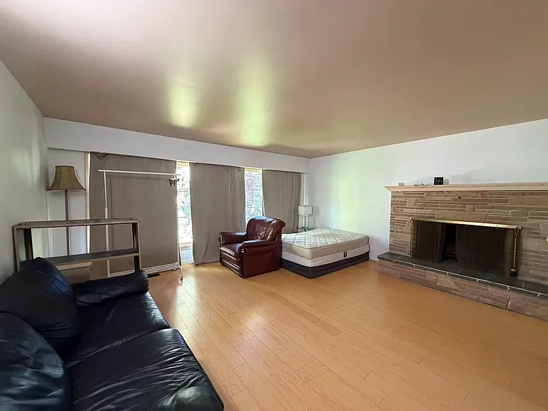 450 Walker St — Photo 2