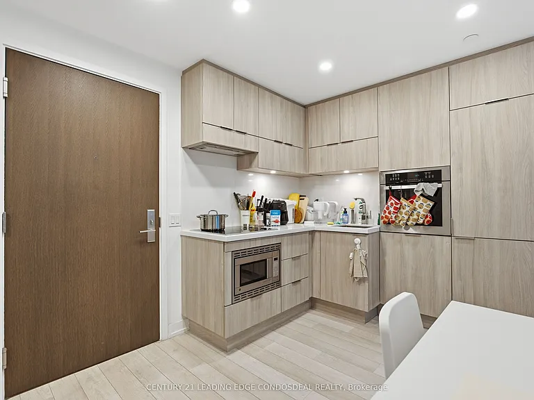 39 Roehampton Ave #807 — Photo 16