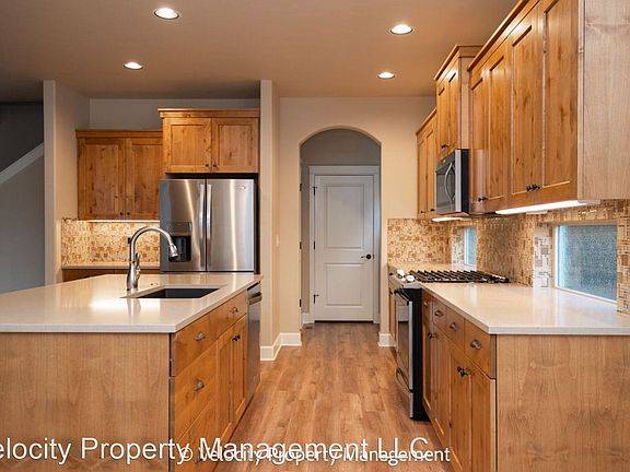 4th image of 63149 NE Meridian Pl