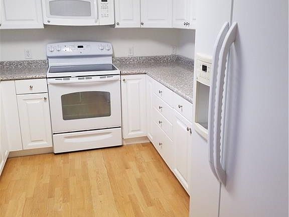 3rd image of 3250 Fairfield Ave #327A
