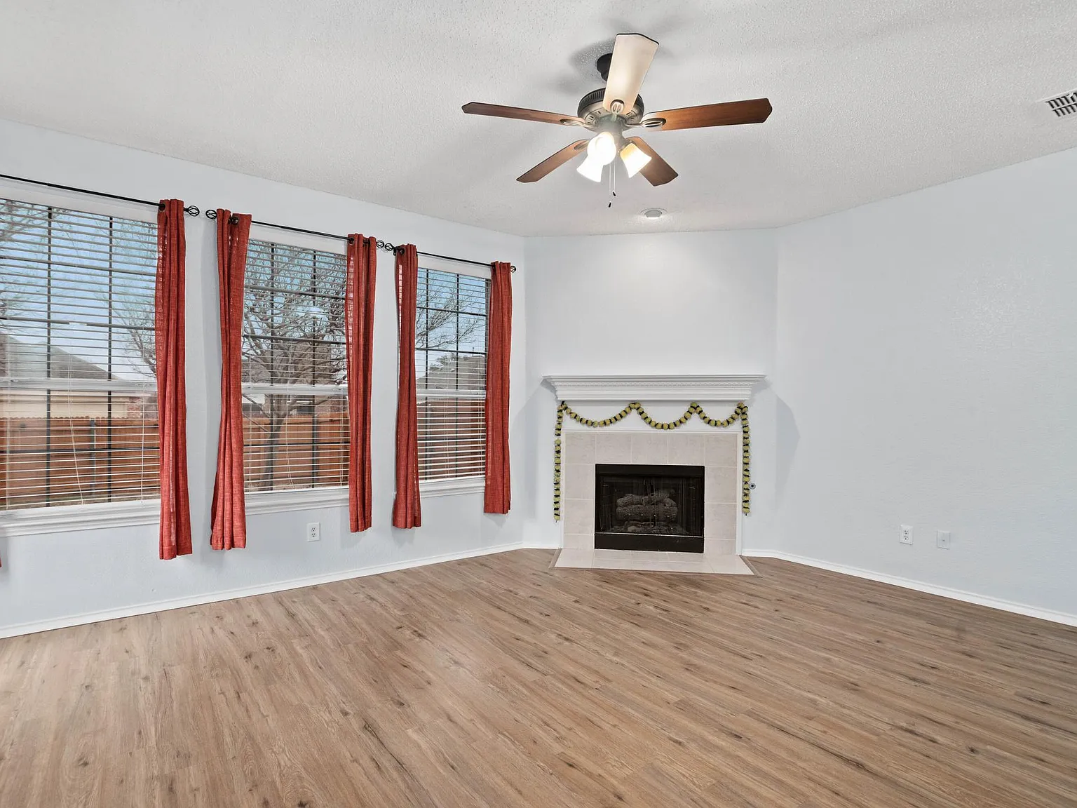 316 Leameadow Dr — Photo 3