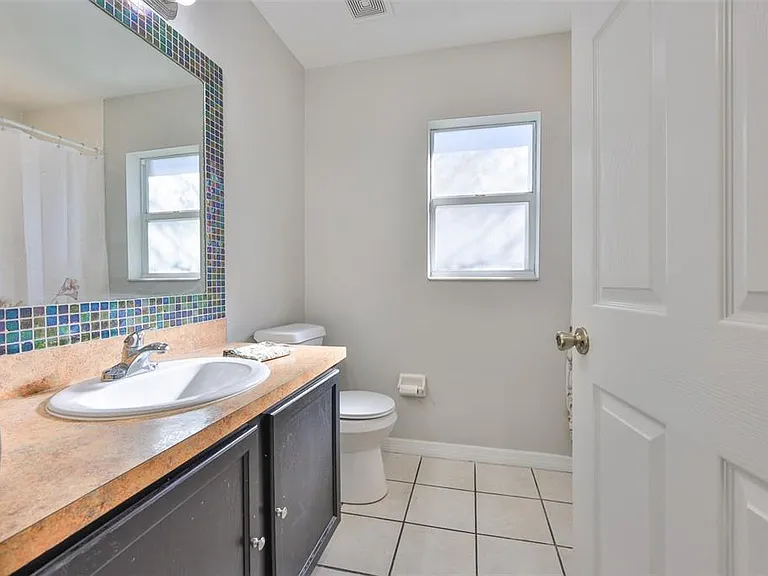 2331 W Chestnut St — Photo 26
