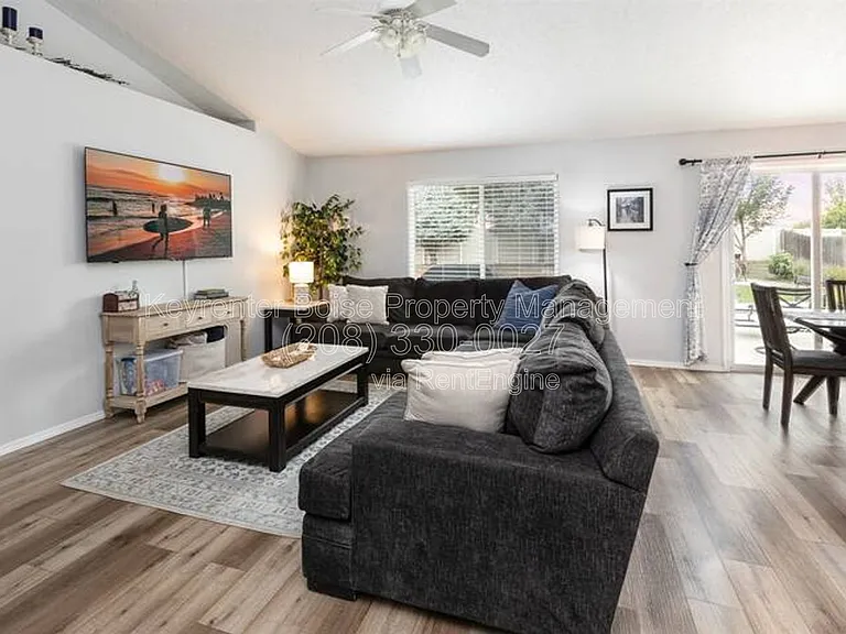 879 N Traquair Pl — Photo 4