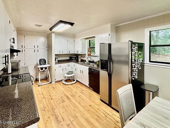 4th image of 1028 Deer Creek Ln