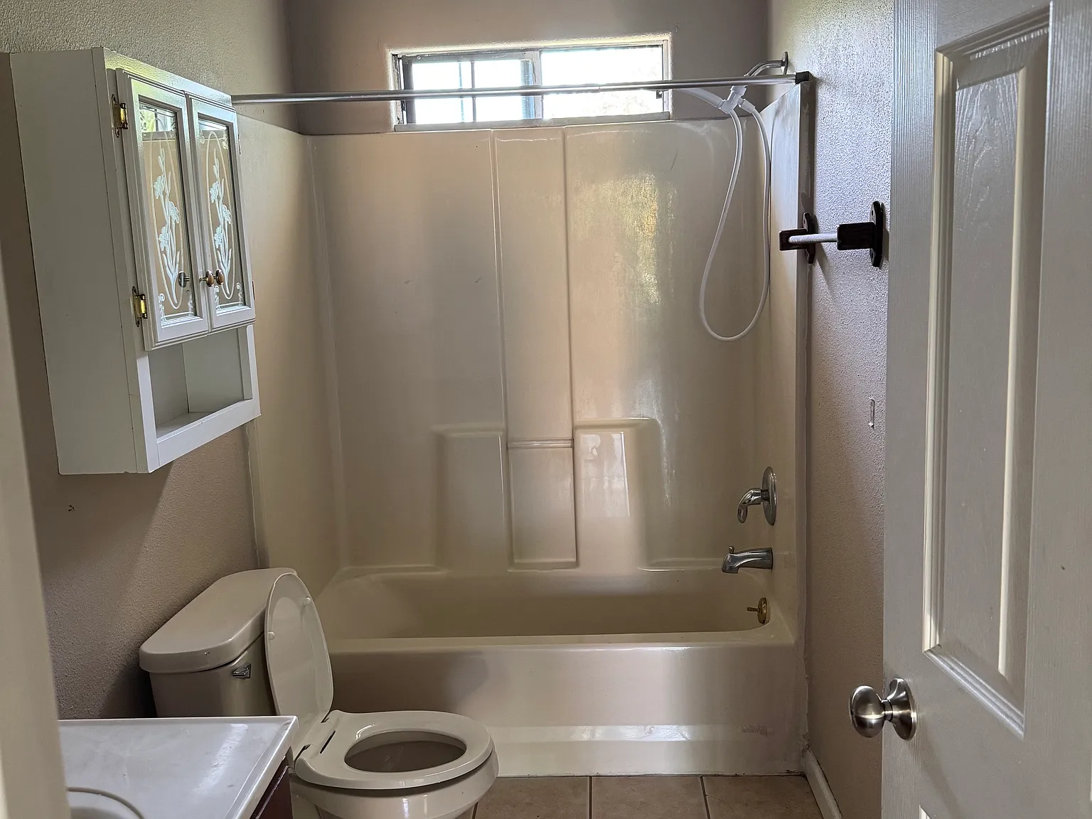 3 bed, 2108 sqft, $1,600 — Photo 2