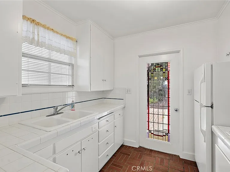 619 Narcissus Ave — Photo 5