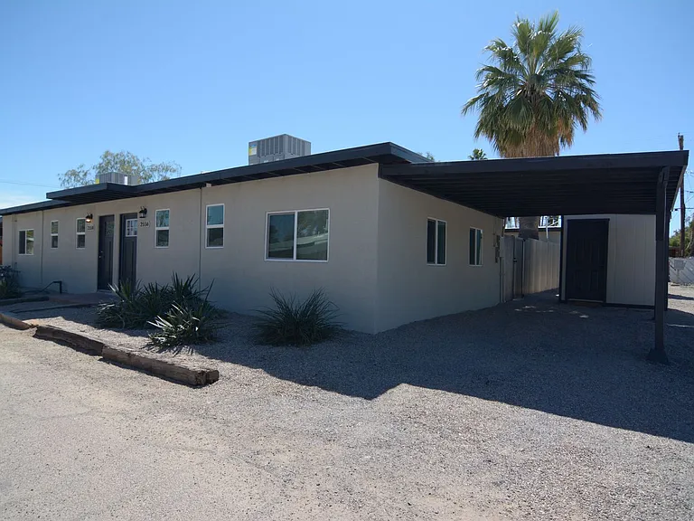 2556 E Silver St — Photo 2