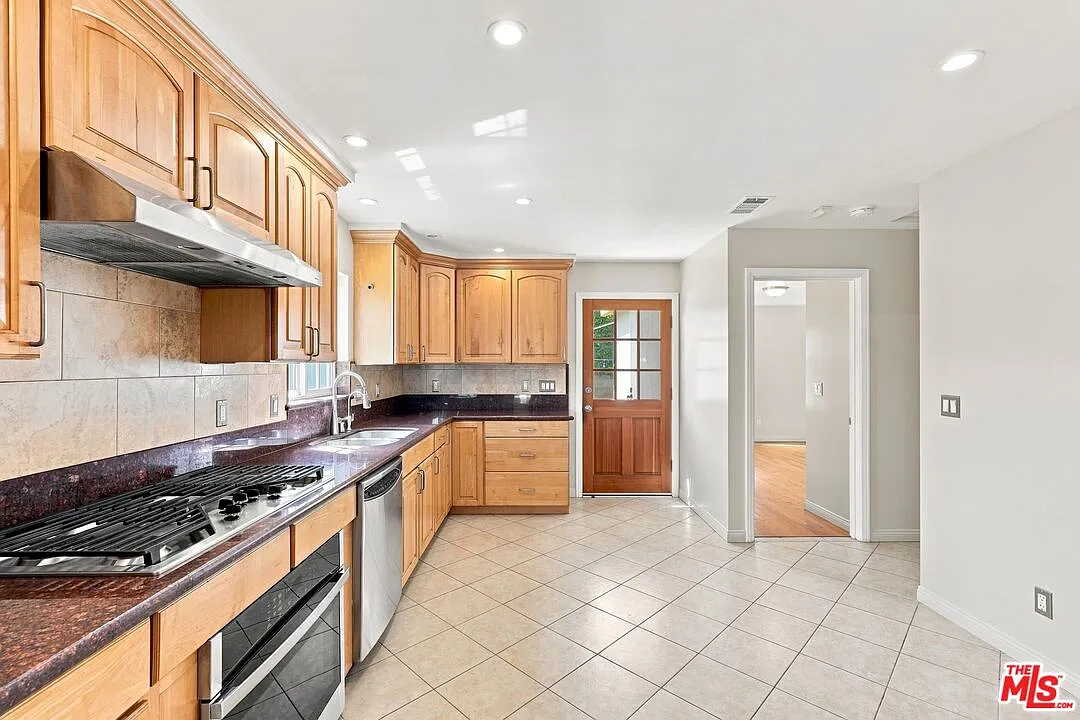 4 bed, 2.0 bath, 1637 sqft, $5,695 — Photo 4
