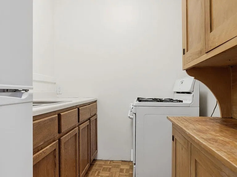 214 19th St E #101 — Photo 4