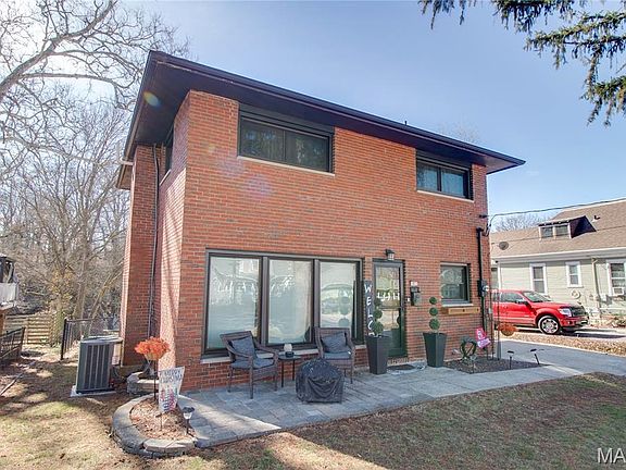 2nd image of 1011 Danforth St