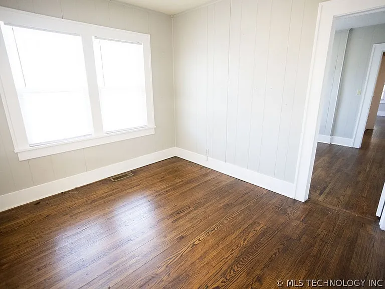 1147 S Florence Ave — Photo 37