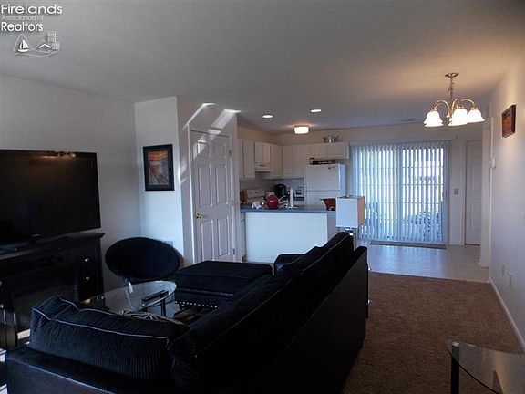 4th image of 867 N Woodland Ave