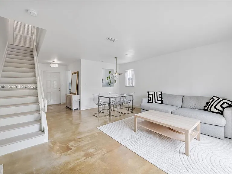 421 SW 3rd St #16 — Photo 7