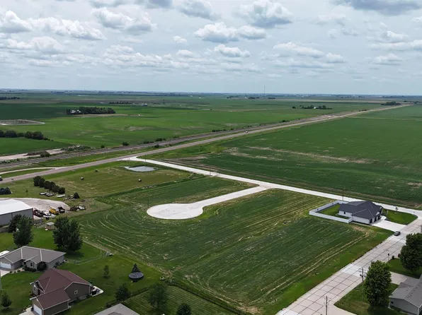 5 Wall Circle Dr, Hampton, NE 68843