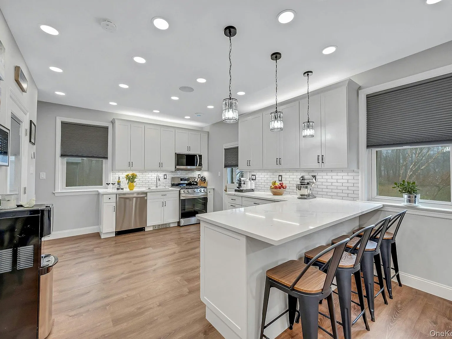 2 bed, 1.0 bath, 1176 sqft, $3,595 — Photo 3
