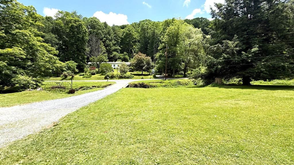 127 Smith Ln, Rainelle, WV - View 3