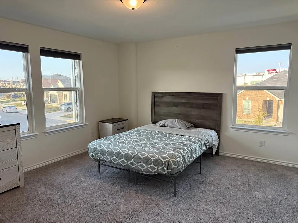 4 bed, 2.5 bath, 1950 sqft, $750 — Photo 4