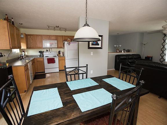 5th image of 52 Nicole Dr