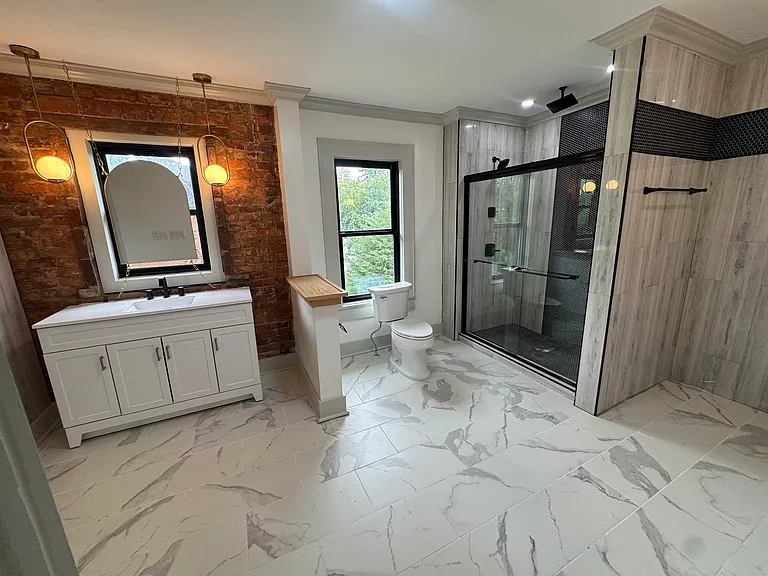 Stunning main bathroom!