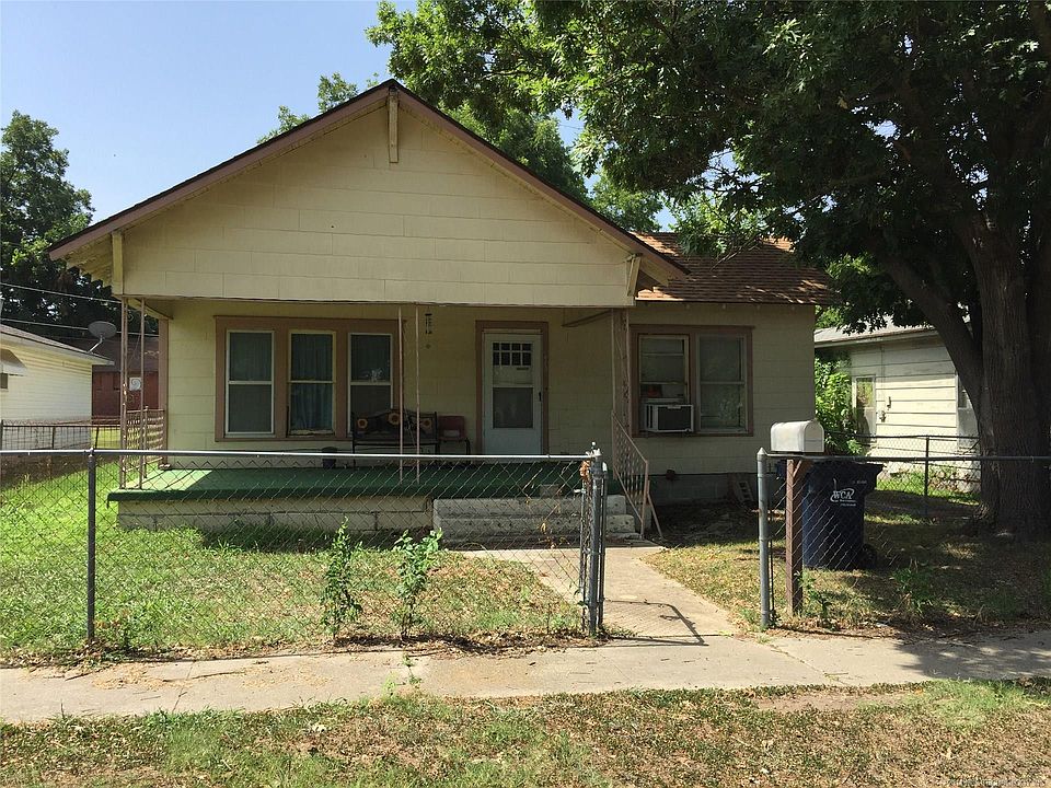 2nd image of 423 E 13th St