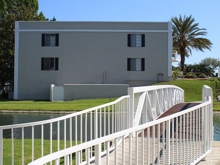 Versailles on the Lake Apartments — Photo 30